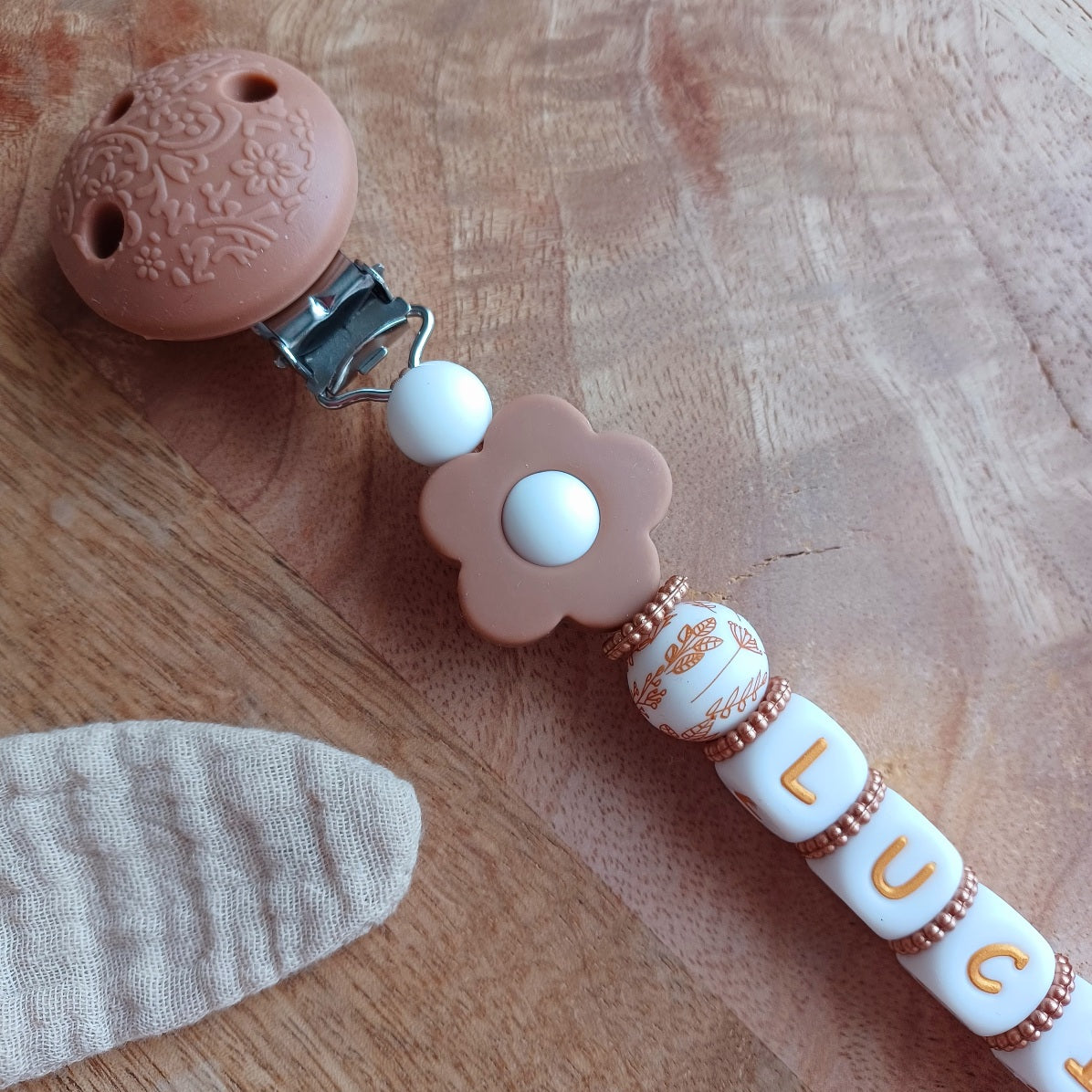 Attache tétine en silicone pour les bébés et enfants. Attache sucette avec clip en silicone et acier inoxydable, perles rondes imprimés. Prénom personnalisable, fantaisie bichette qui rappelle les animaux de la forêt. Idée cadeau de naissance pour jeunes mamans.