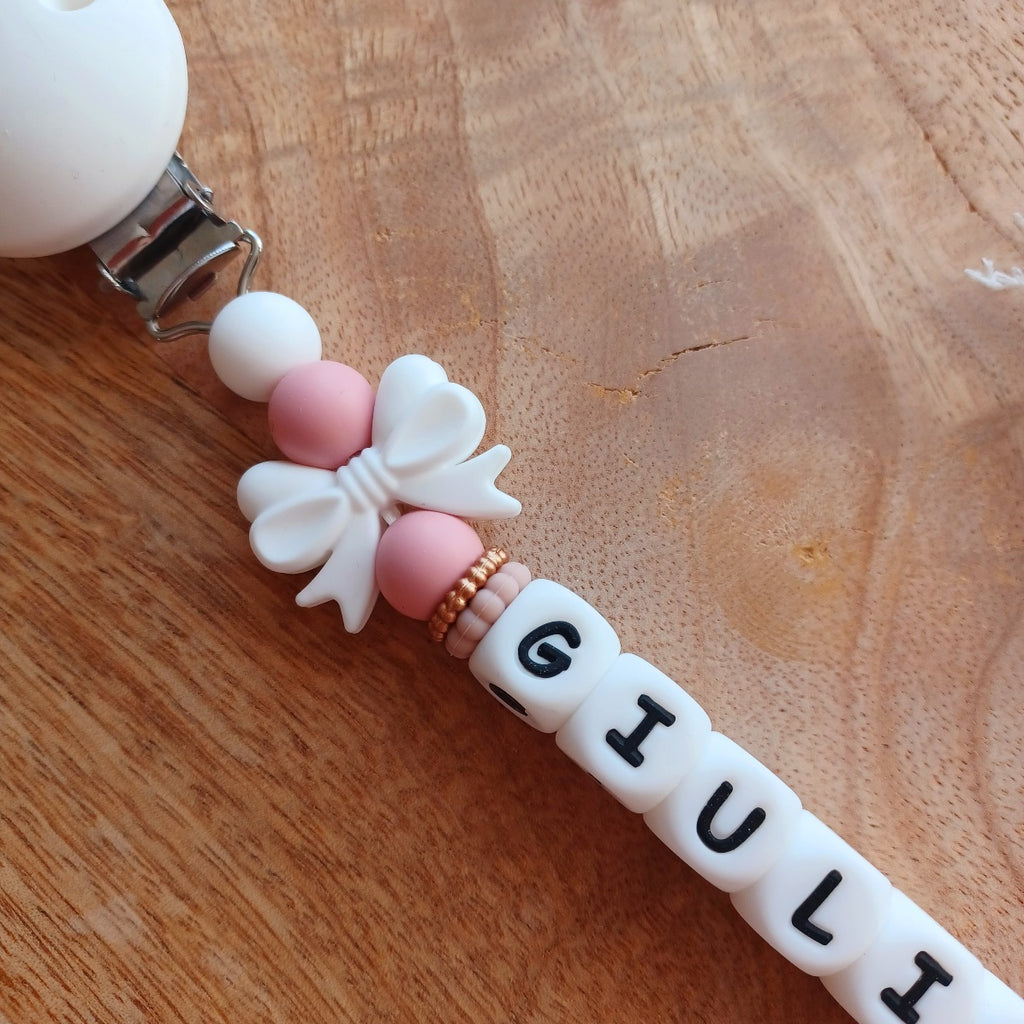 Attache tétine en silicone, personnalisable avec le prénom de l'enfant. Silicone alimentaire sans BPA, aux normes. Anneaux de dentition et attache doudou assortis, personnalisables, disponibles. Cadeau de naissance