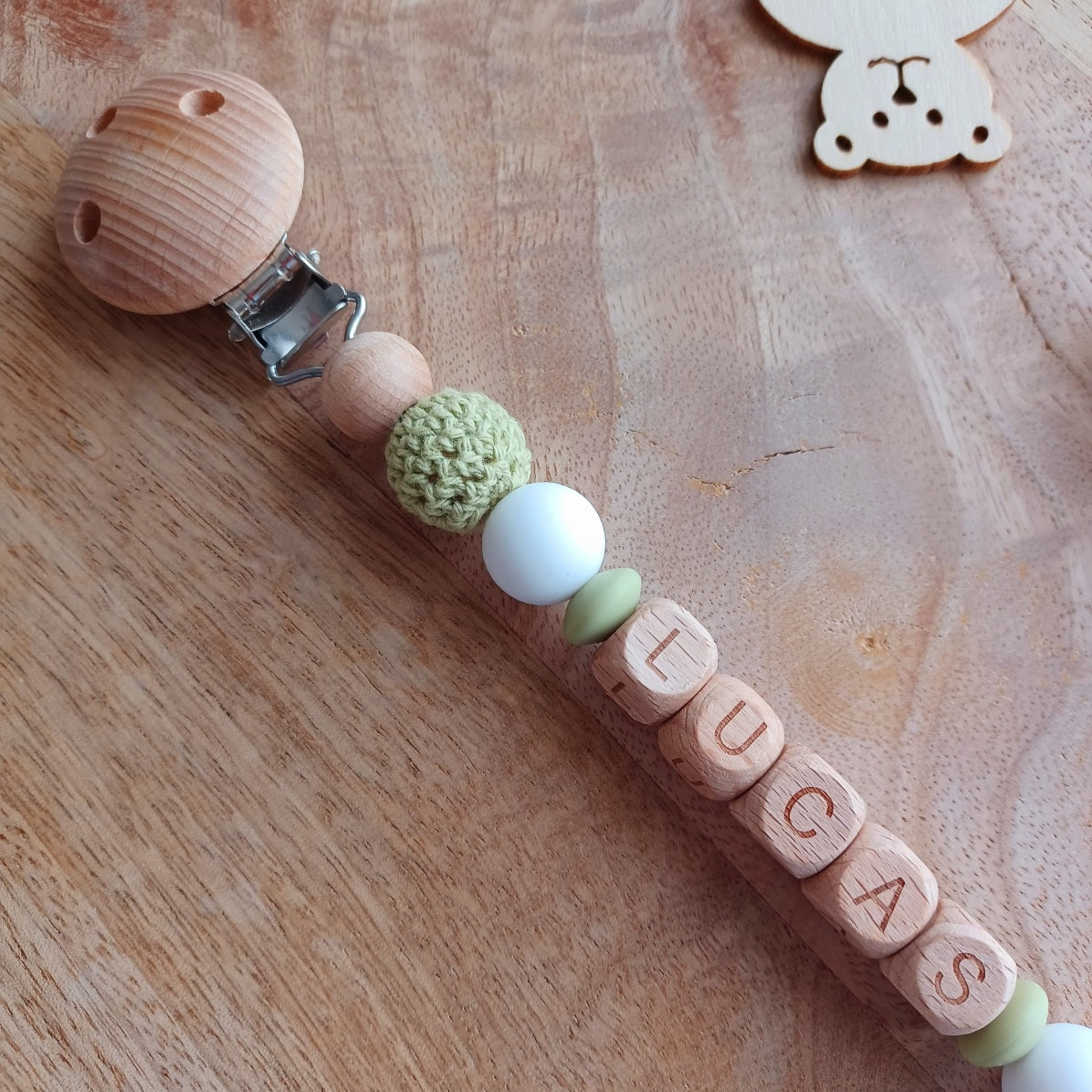 Attache tetine personnalisable, avec prénom du bébé ou enfant. Clip en bois et acier inoxydable, perles du prénom en bois, perles rondes en lilas et perles tricot coton,  Cadeau de naissance