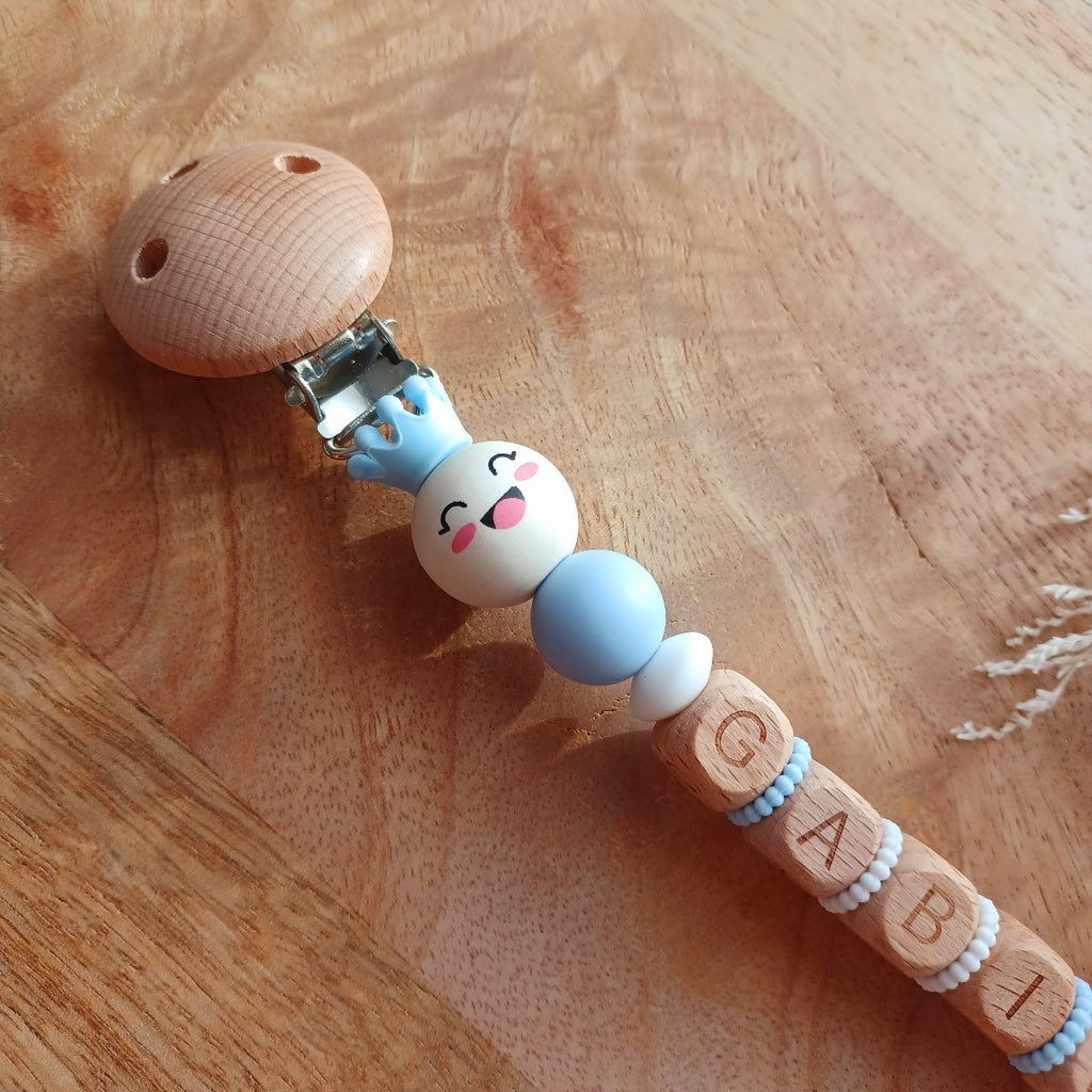 Attache tétine personnalisable, perles en silicone alimentaire sans BPA, perles lettres en bois, clip en bois et acier inoxydable. Couronne en silicone. Cadeau de naissance, grossesse, maternité.