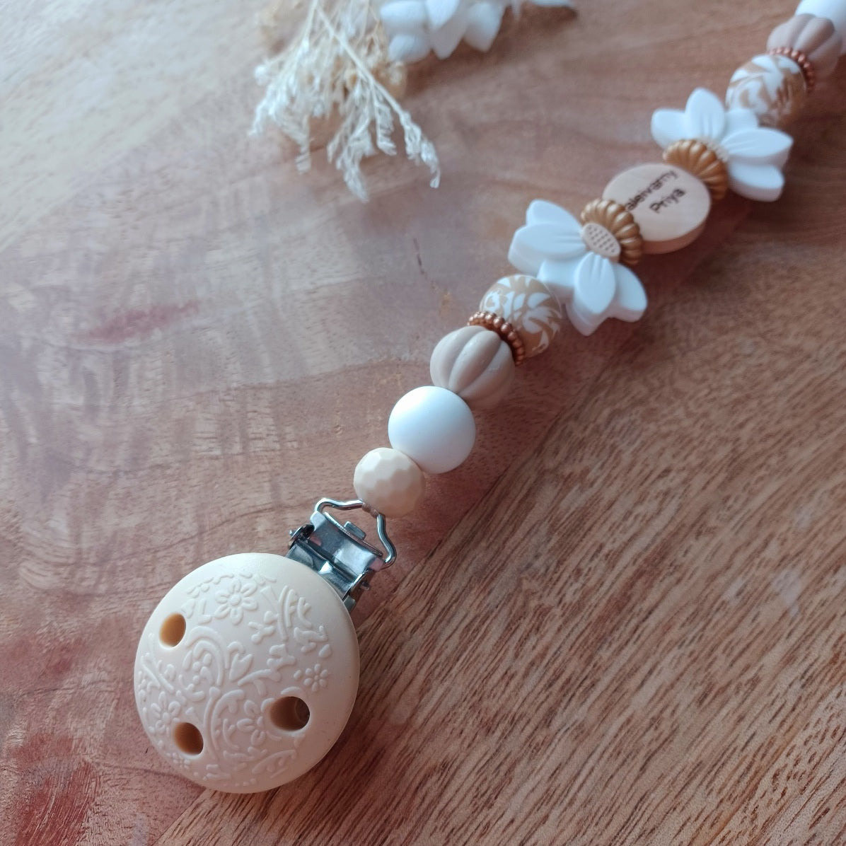 Attache tétine personnalisable, perles en silicone alimentaire sans BPA, perle en bois avec prénom gravé , clip en rond en silicone et acier inoxydable. Demi fleurs de lotus en silicone. Perles nacrées en silicone grossesse, maternité.