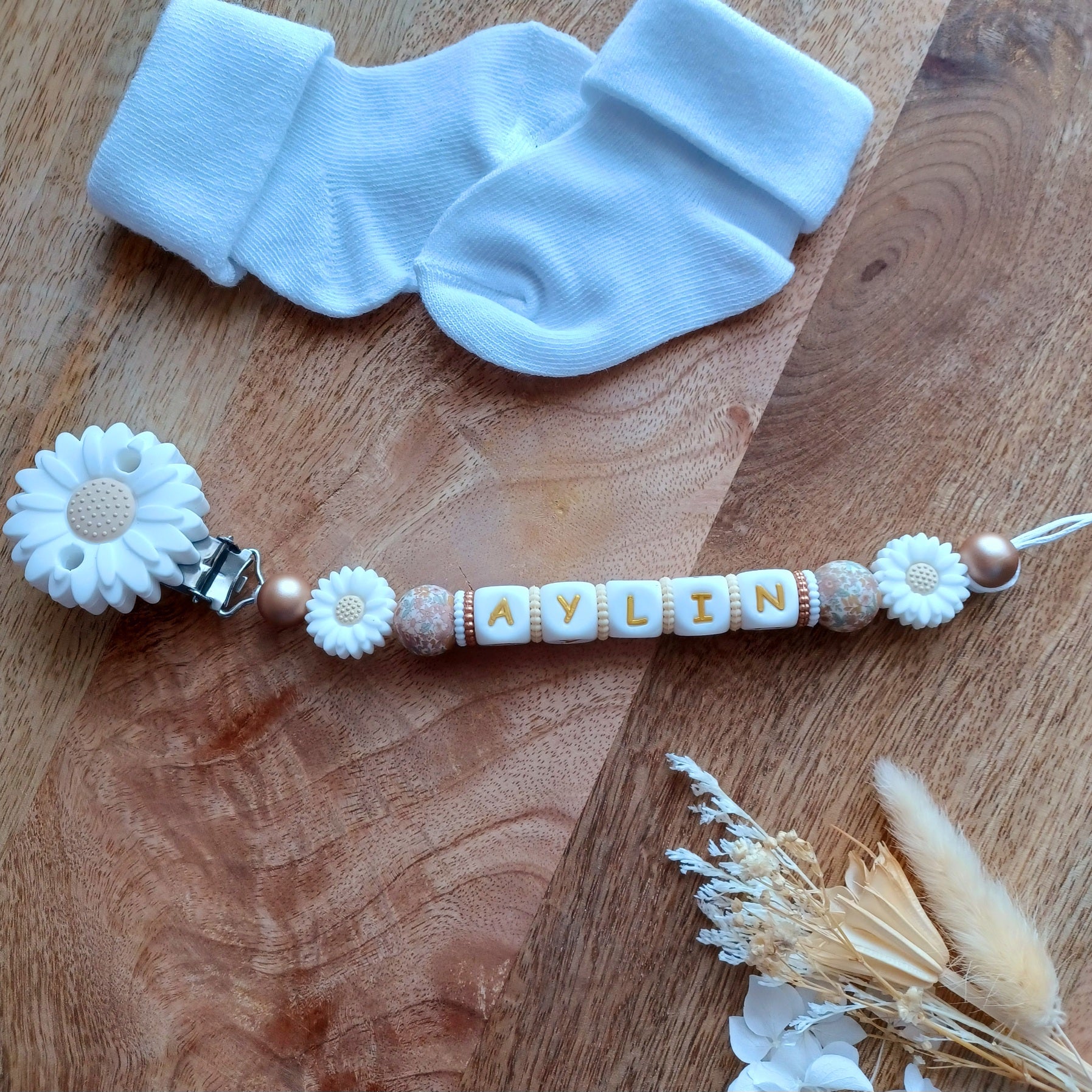 Attache tétine en silicone alimentaire sans BPA.  Clip silicone et acier inoxydable, fleur Marguerite, personnalisation et creation. Cadeau de naissance, bebe, nouveau ne