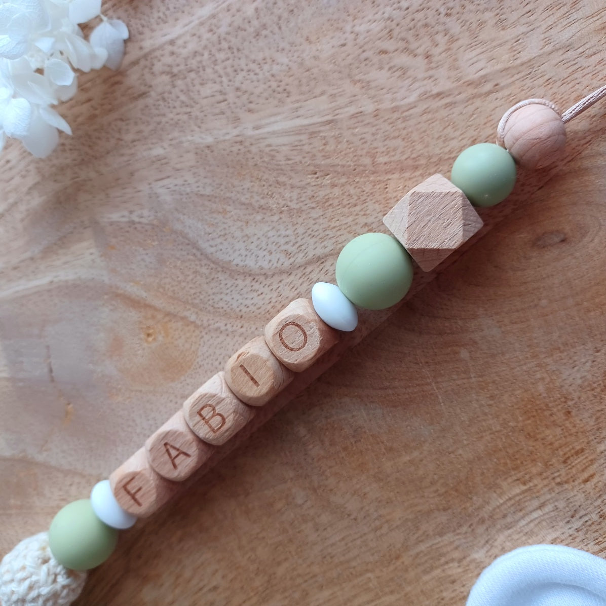 Attache tetine personnalisable, avec prénom du bébé ou enfant. Clip en bois et acier inoxydable, perles du prénom en bois, perles rondes en lilas et perles tricot coton,  Cadeau de naissance