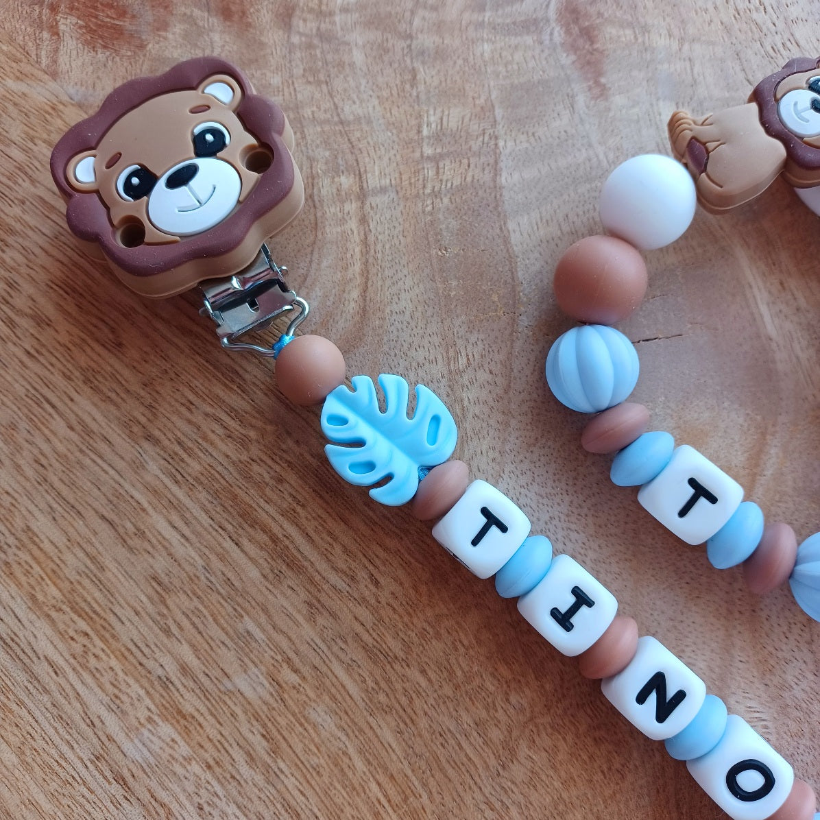 Ensemble attache tétine et anneau de dentition sur le thème Lion, en silicone alimentaire sans BPA, aux couleurs bleu, marron.  Cadeau de naissance, nouveau né.