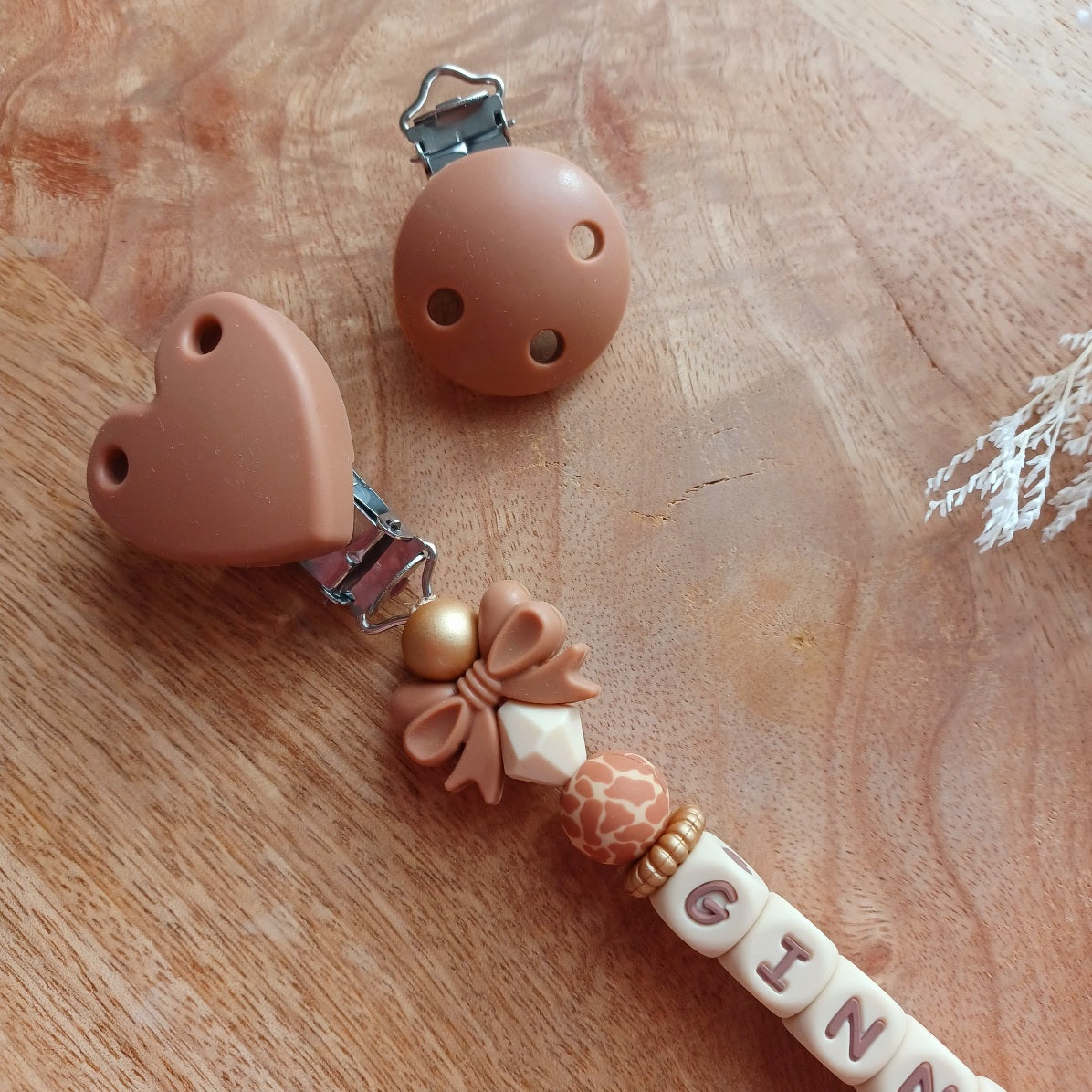 Attache tétine en silicone, personnalisable avec le prénom du bébé. Le clip est en silicone et acier inoxydable. Perles noeud et perles imprimées léopard. Superbe idée cadeau.