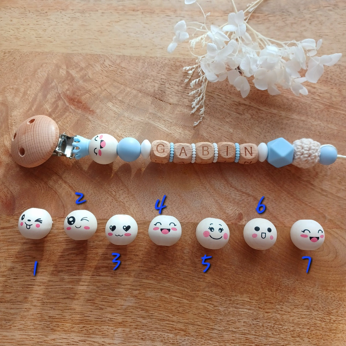 Attache tétine personnalisable, perles en silicone alimentaire sans BPA, perles lettres en bois, clip en bois et acier inoxydable. Couronne en silicone. Cadeau de naissance, grossesse, maternité.