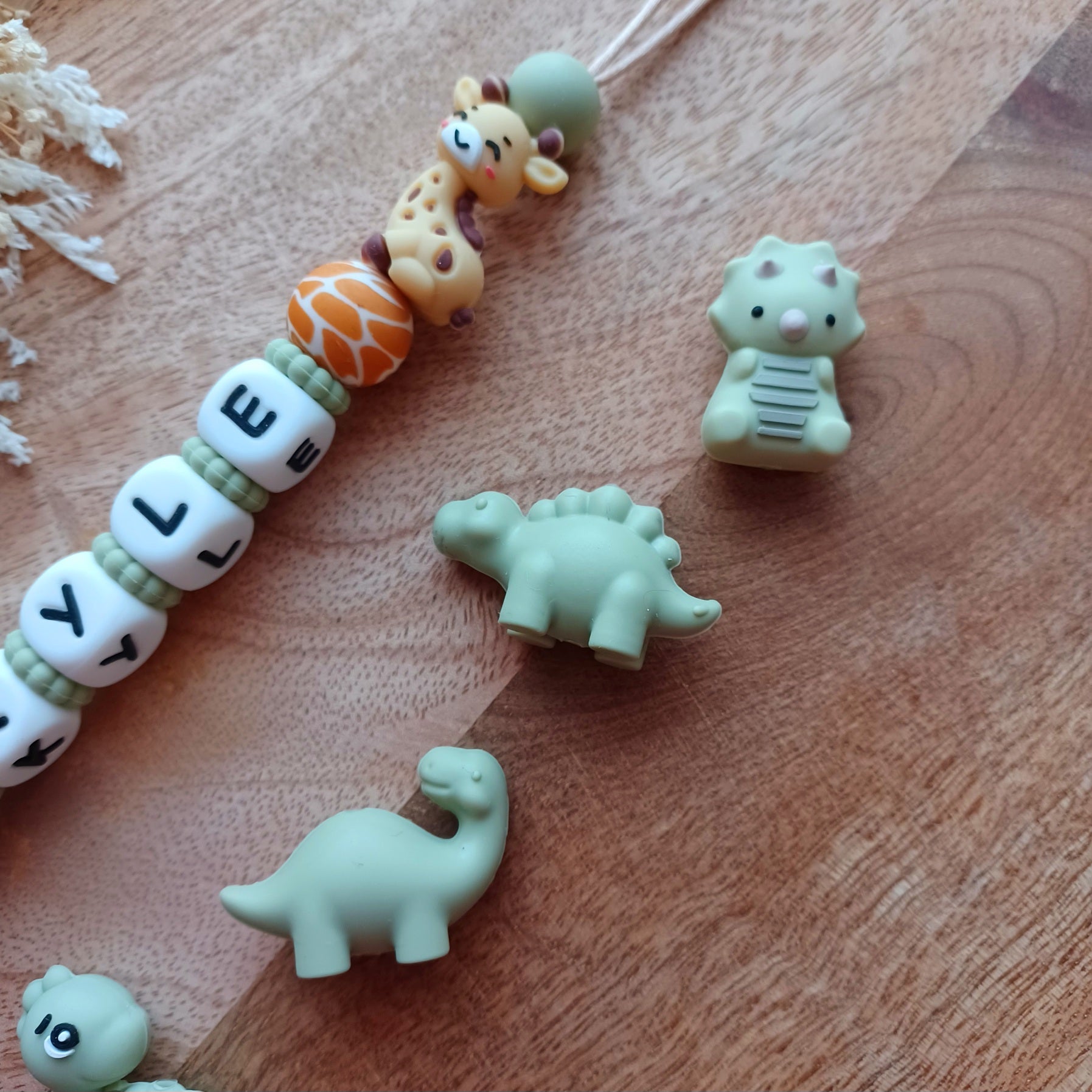 Attache tétine en silicone alimentaire sans BPA, aux normes. Clip en bois et acier inoxydable, perles en silicone, prénom personnalisable, girafe, lion, dinosaure, feuille, safari