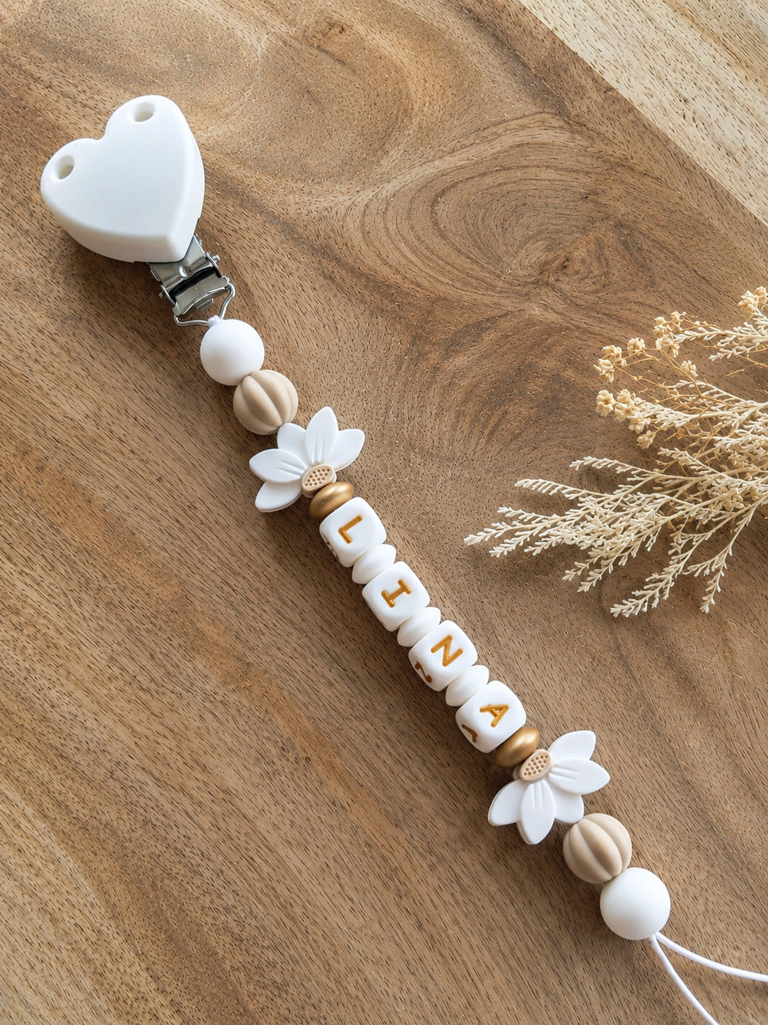 Attache Tétine Personnalisée Bébé – Fleur de Lotus blanches| Cadeau Naissance. Lina. Silicone alimentaire sans BPA. Clip en forme de coeur robuste en silicone et acier inoxydable.