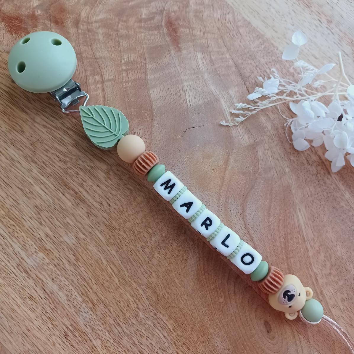 attache tetine personnalisable en silicone alimentaire, clip en silicone et acier inoxydable, perles imprimées, lettres en silicone forme cube, personnalisable, superbe cadeau naissance, pour jeunes parents, et enfants en bas âge.  Ours beige, feuille verte.
