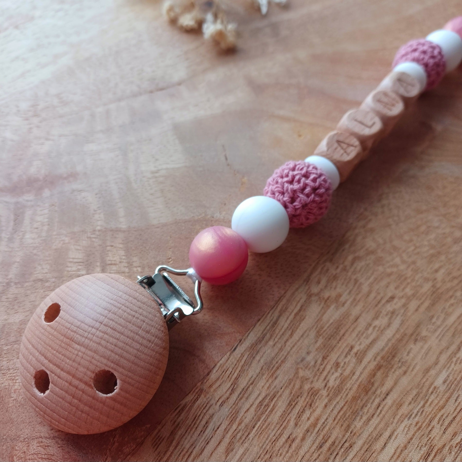 attache tetine perles bois silicone tricotes, personnalisation et creation. Cadeau de naissance, bebe, nouveau ne