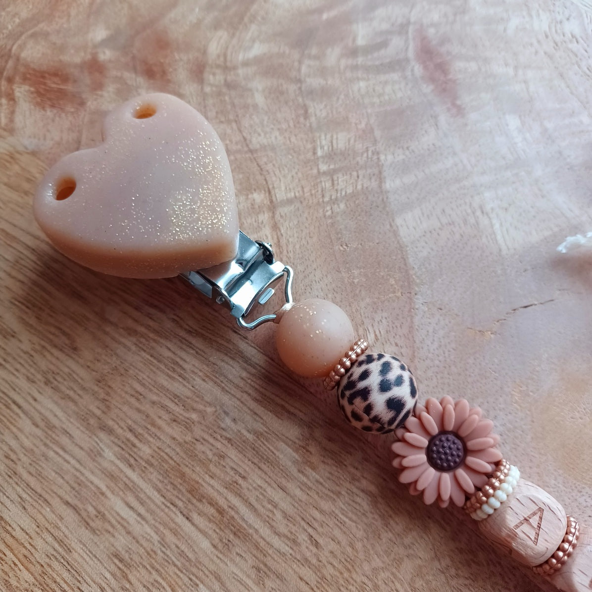Attache tétine entièrement personnalisable, en silicone alimentaire sans Bpa, sans risque pour les bébé et enfants en bas âge. Perles imprimées en silicone style retro, clip en silicone et acier inoxydable. 