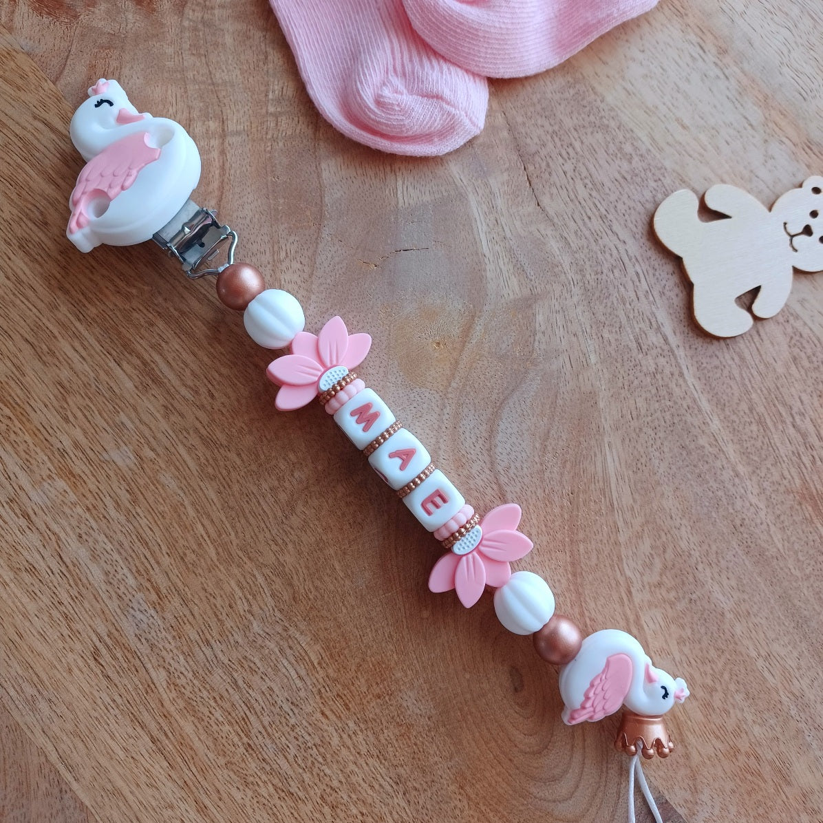 Attache tetine personnalisable, avec prénom du bébé ou enfant. Clip en silicone et acier inoxydable, perles du prénom en silicone, perles rondes blanches et perles en forme de cygne  Cadeau de naissance