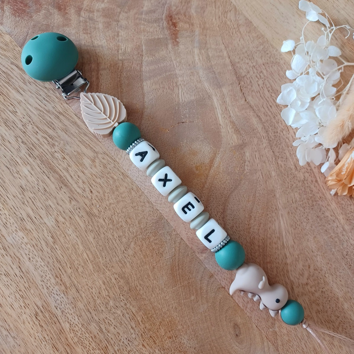 Attache tétine personnalisable en silicone alimentaire, aux couleurs vert-taupe. Clip en silicone et acier inoxydable. Idéal pour un cadeau naissance, nouveau-né.