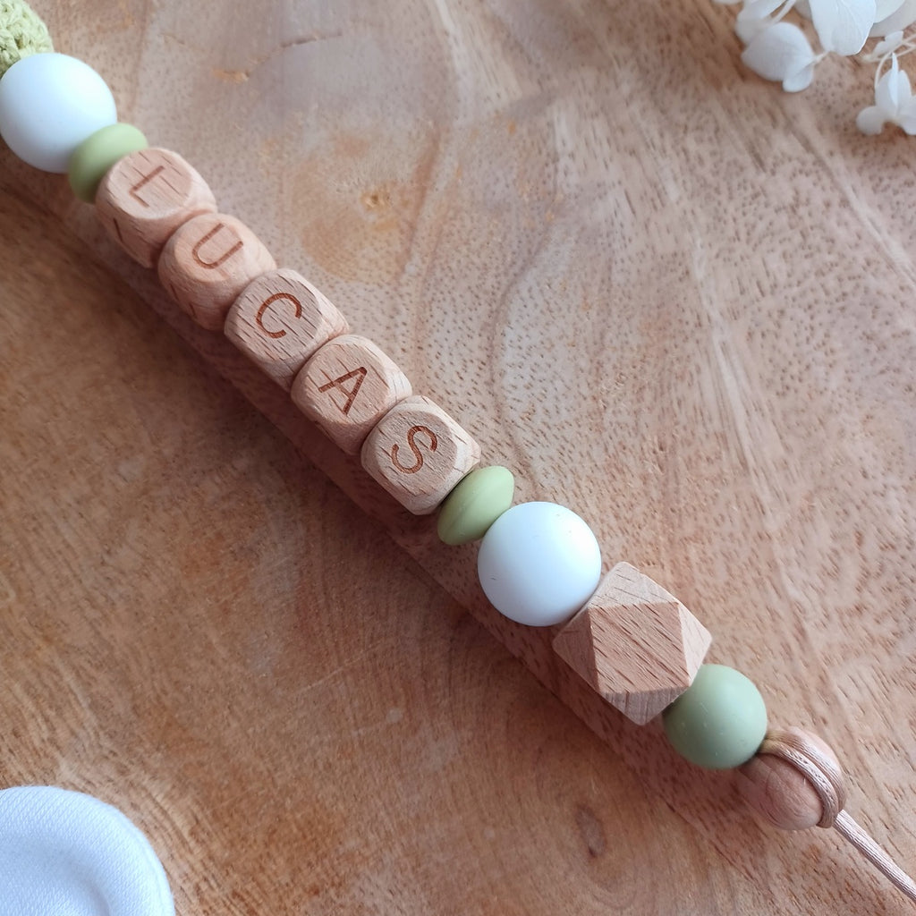 Attache tetine personnalisable, avec prénom du bébé ou enfant. Clip en bois et acier inoxydable, perles du prénom en bois, perles rondes en lilas et perles tricot coton,  Cadeau de naissance