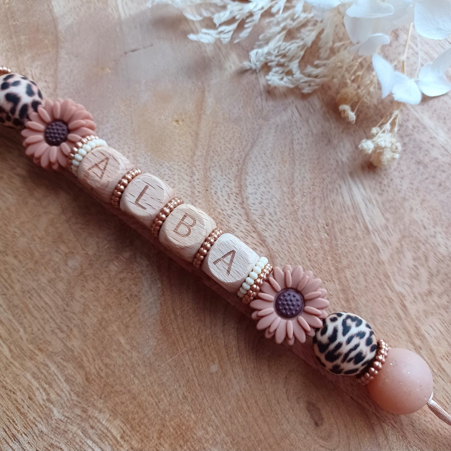 Attache tétine entièrement personnalisable, en silicone alimentaire sans Bpa, sans risque pour les bébé et enfants en bas âge. Perles imprimées en silicone style sauvage, clip en silicone et acier inoxydable. 