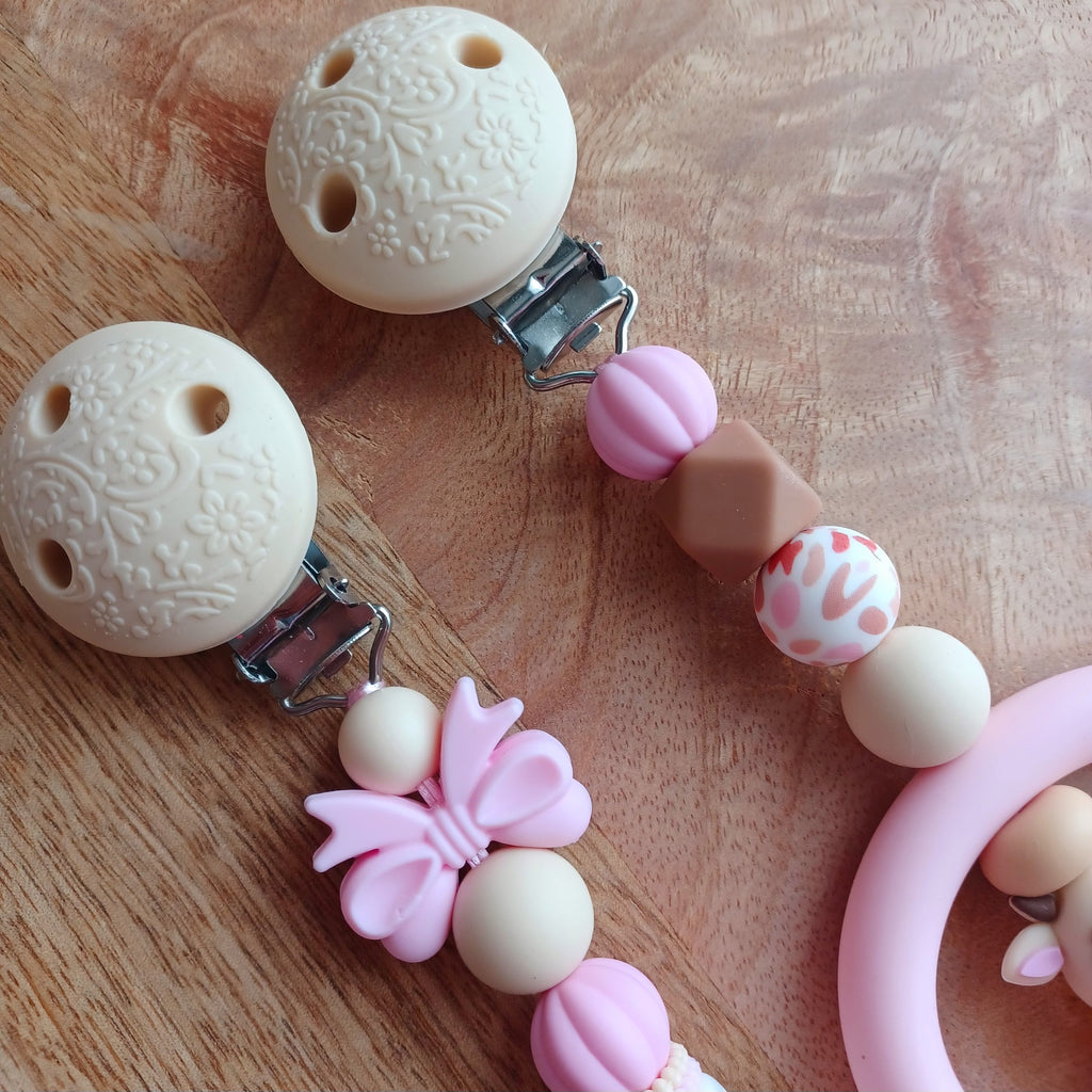 Attache tétine en silicone alimentaire sans BPA, aux normes. Clip en silicone et acier inoxydable, perles en silicone, prénom personnalisable, vache, cheval, mouton, animaux de la ferme.
#attachetetine