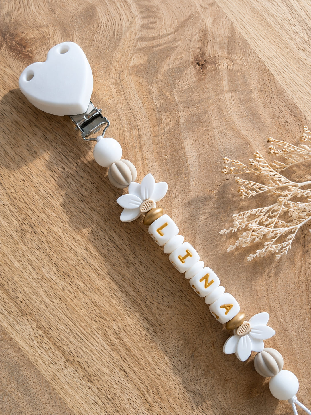 Attache Tétine Personnalisée Bébé – Fleur de Lotus blanches| Cadeau Naissance. Lina. Silicone alimentaire sans BPA. Clip en forme de coeur robuste en silicone et acier inoxydable.