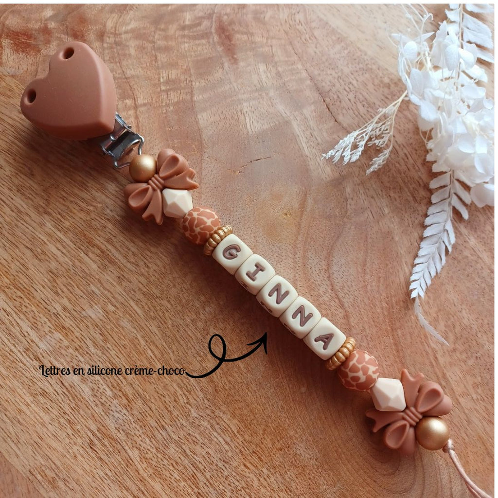 Attache tétine personnalisable, en silicone alimentaire sans BPA. Clip en forme de coeur, noeuds marron, perles léopard. Cadeau naissance.