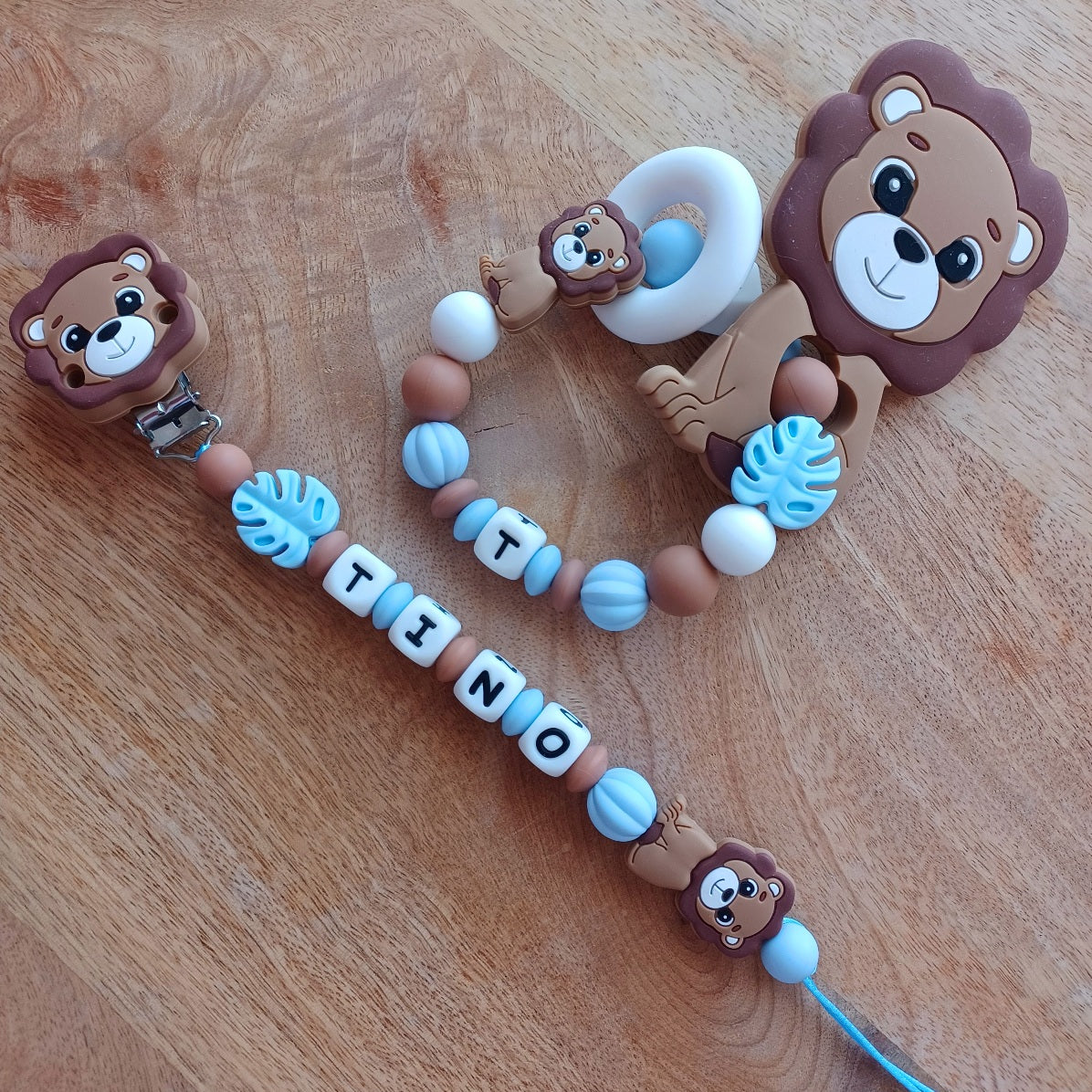 Ensemble attache tétine et anneau de dentition sur le thème Lion, en silicone alimentaire sans BPA, aux couleurs bleu, marron.  Cadeau de naissance, nouveau né.