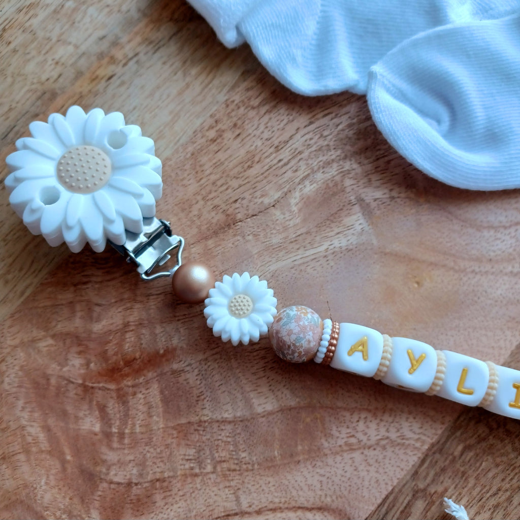 Attache tétine en silicone alimentaire sans BPA.  Clip silicone et acier inoxydable, fleur Marguerite, personnalisation et creation. Cadeau de naissance, bebe, nouveau ne