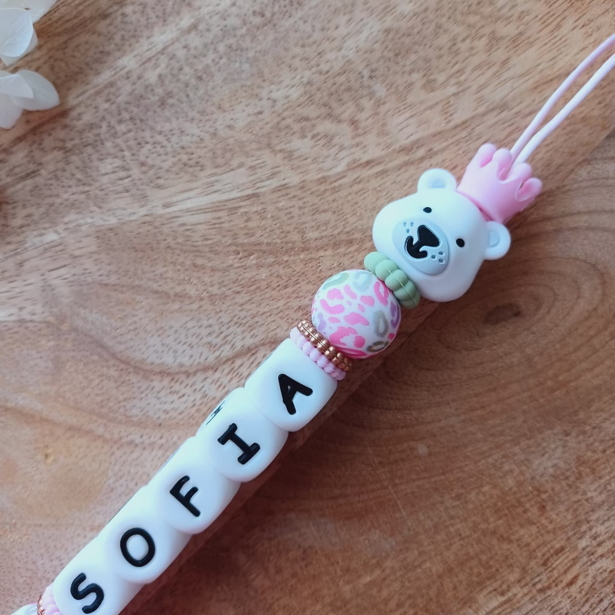 attache tetine personnalisable en silicone alimentaire, superbe cadeau naissance. Ours blanc, perles rose, feuille verte, lettres en cube silicone noir