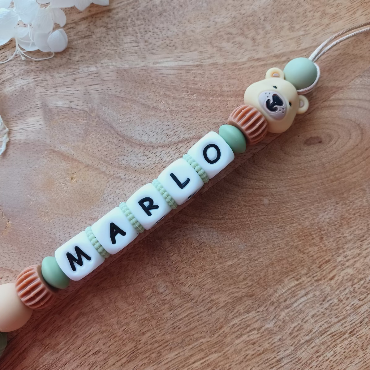 attache tetine personnalisable en silicone alimentaire, clip en silicone et acier inoxydable, perles imprimées, lettres en silicone forme cube, personnalisable, superbe cadeau naissance, pour jeunes parents, et enfants en bas âge.  Ours beige, feuille verte.