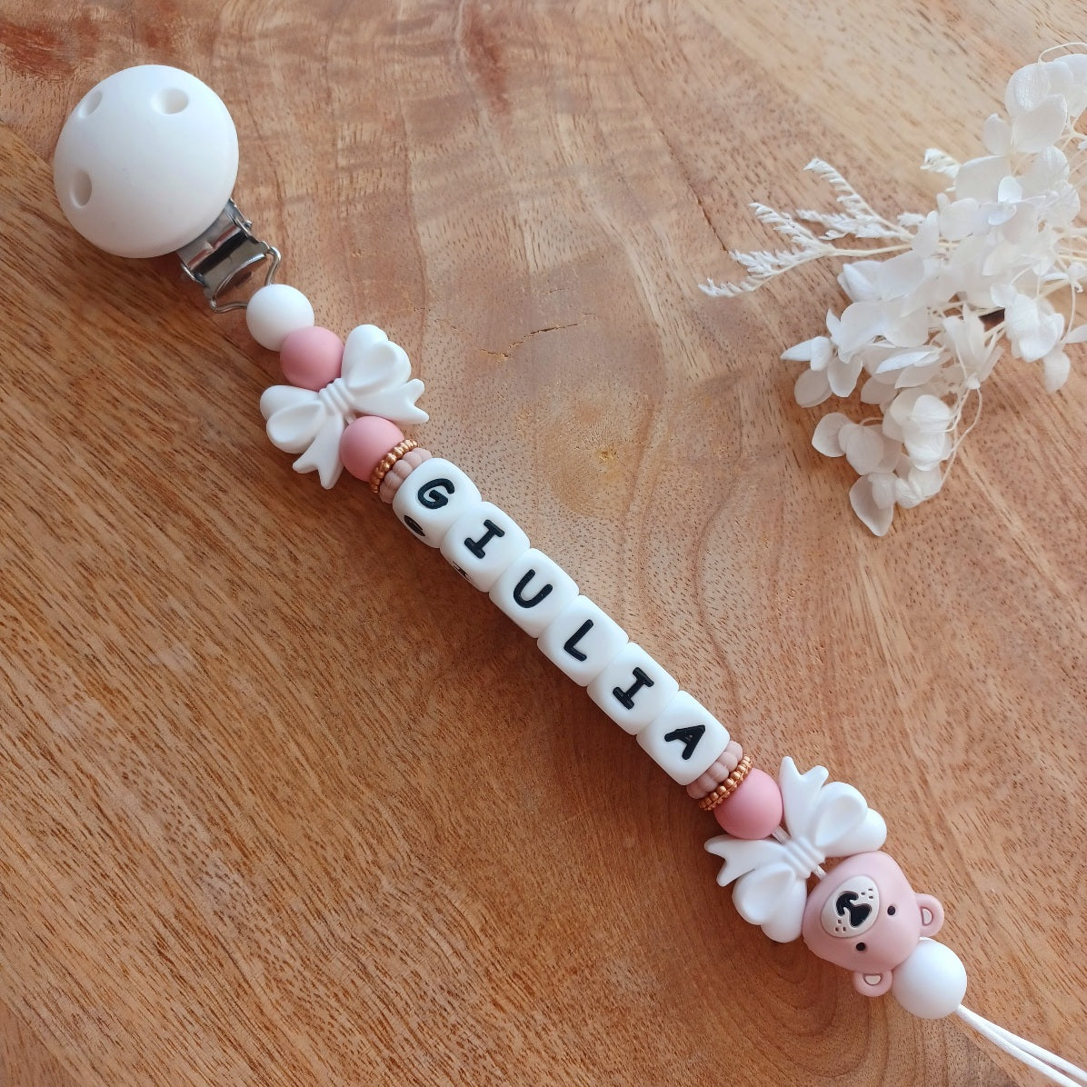 Attache tétine en silicone, personnalisable avec le prénom de l'enfant. Silicone alimentaire sans BPA, aux normes. Anneaux de dentition et attache doudou assortis, personnalisables, disponibles.
