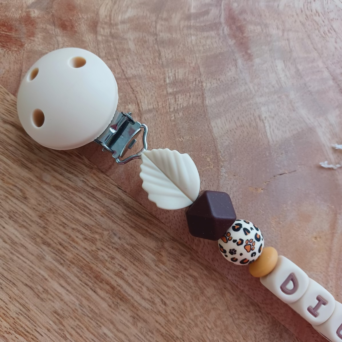 attache tetine personnalisable en silicone alimentaire, superbe cadeau naissance. Ours brun et feuille beige