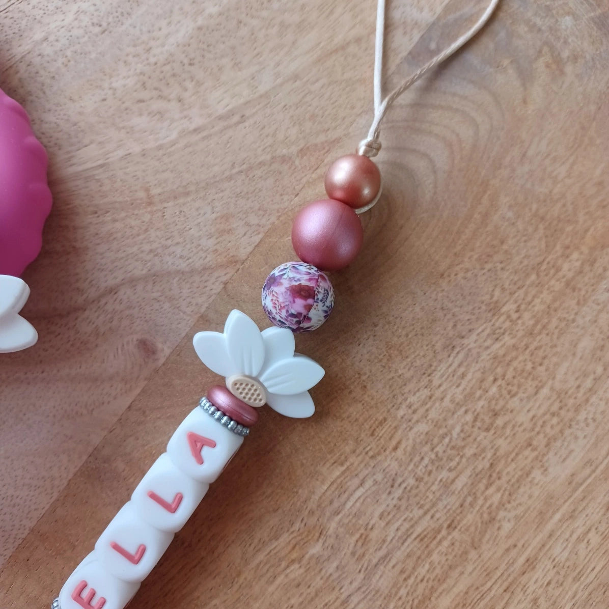 Ensemble cadeau naissance attache tetine et anneau de dentition perles fleuries, rose, rose magenta, blanc