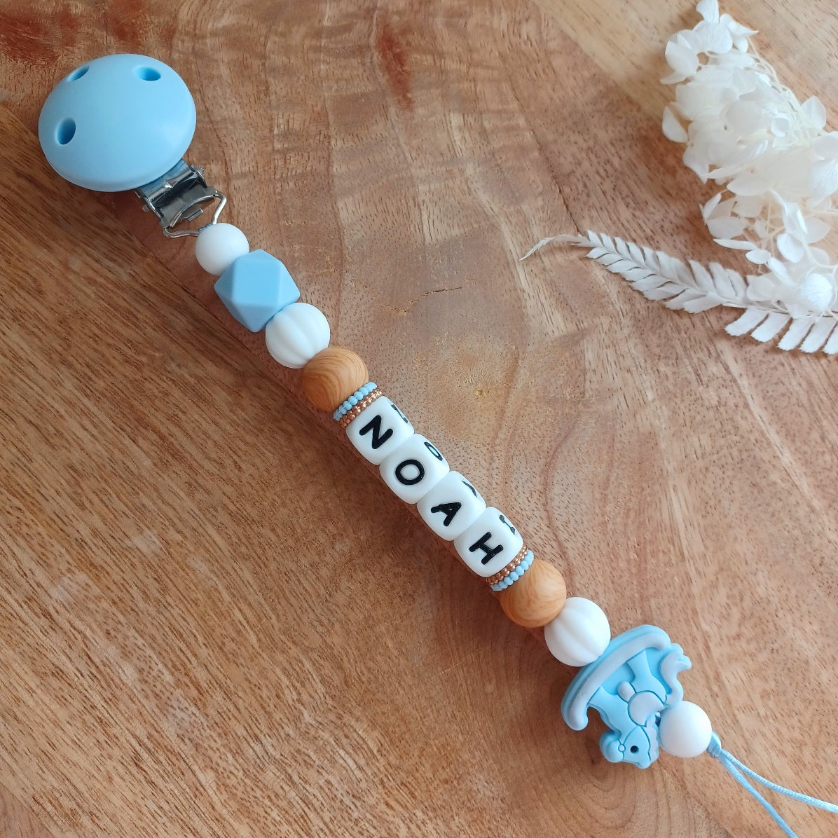 Attache tétine en silicone alimentaire sans BPA. Personnalisable avec le prénom du bébé, perles rondes, perles imprimées, perles en forme de cheval à bascule. Clip en silicone . Cadeau de naissance