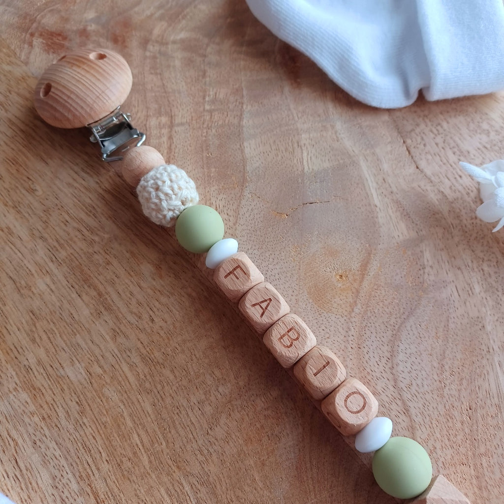 Attache tetine personnalisable, avec prénom du bébé ou enfant. Clip en bois et acier inoxydable, perles du prénom en bois, perles rondes en lilas et perles tricot coton,  Cadeau de naissance