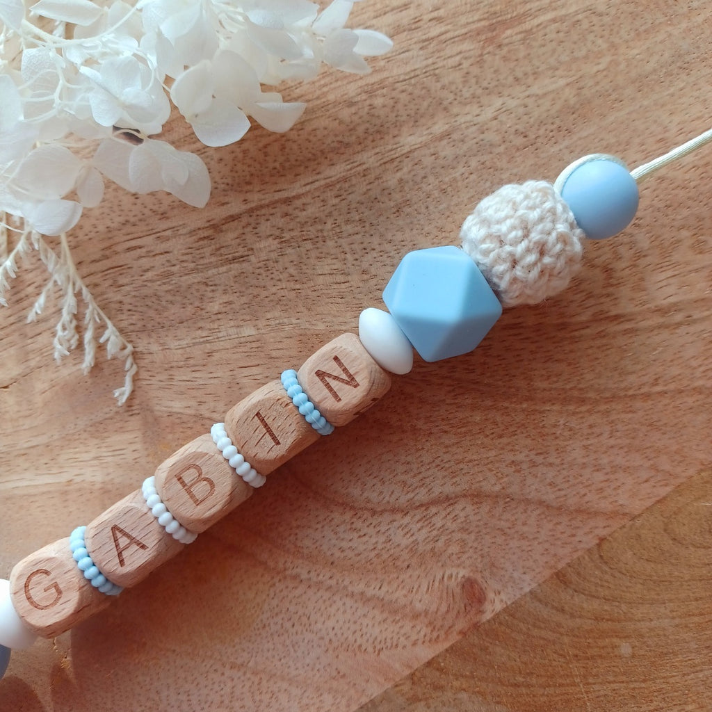 Attache tétine personnalisable, perles en silicone alimentaire sans BPA, perles lettres en bois, clip en bois et acier inoxydable. Couronne en silicone. Cadeau de naissance, grossesse, maternité.