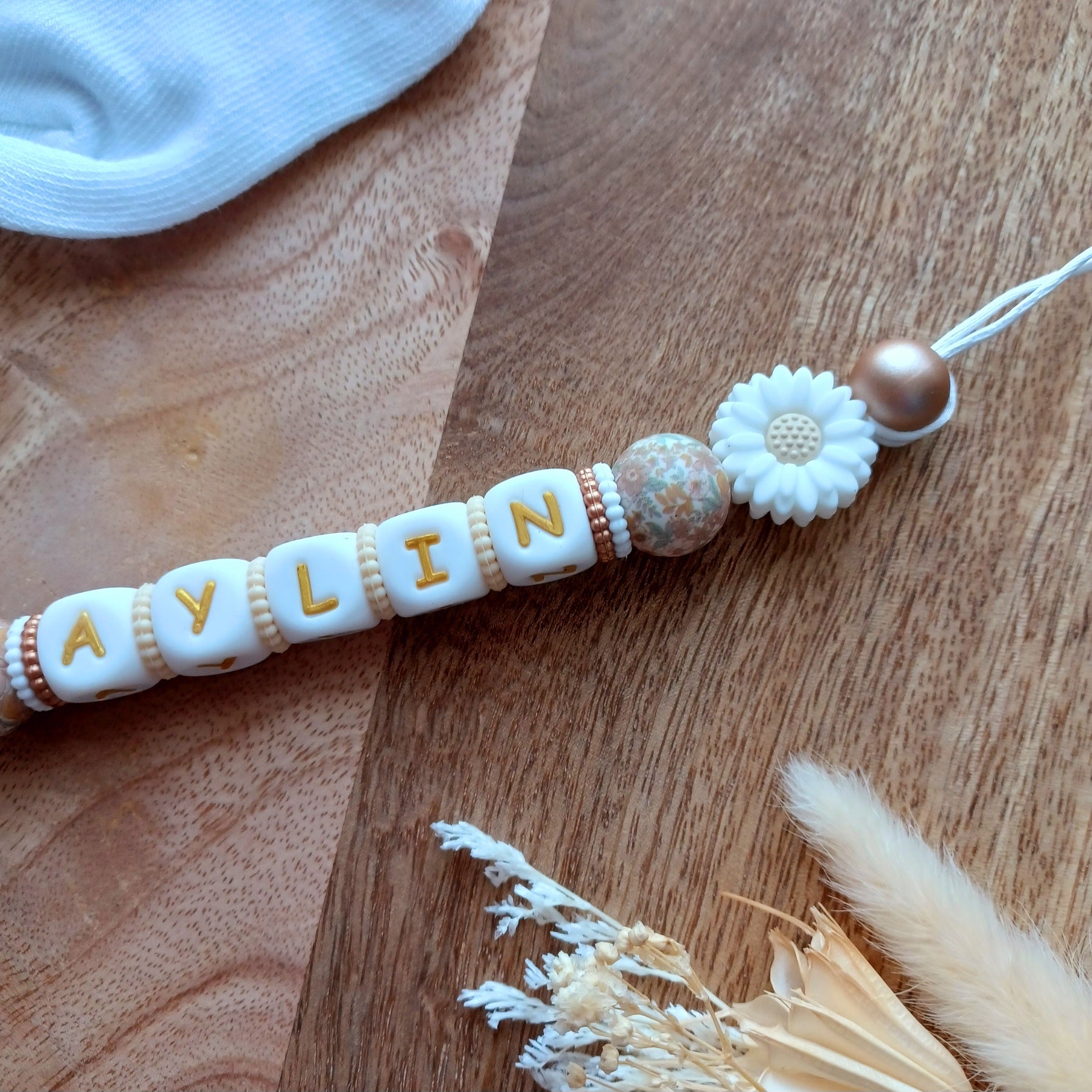 Attache tétine en silicone alimentaire sans BPA.  Clip silicone et acier inoxydable, fleur Marguerite, personnalisation et creation. Cadeau de naissance, bebe, nouveau ne