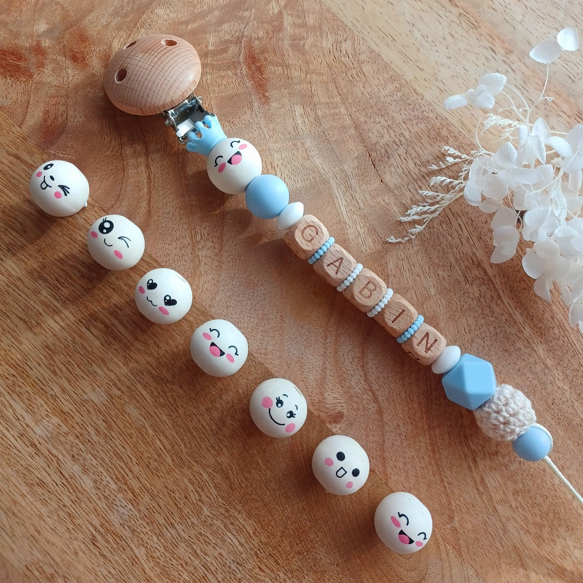 Attache tétine personnalisable, perles en silicone alimentaire sans BPA, perles lettres en bois, clip en bois et acier inoxydable. Couronne en silicone. Cadeau de naissance, grossesse, maternité.