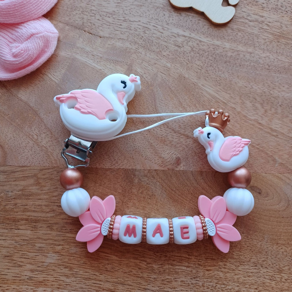 Attache tetine personnalisable, avec prénom du bébé ou enfant. Clip en silicone et acier inoxydable, perles du prénom en silicone, perles rondes blanches et perles en forme de cygne  Cadeau de naissance