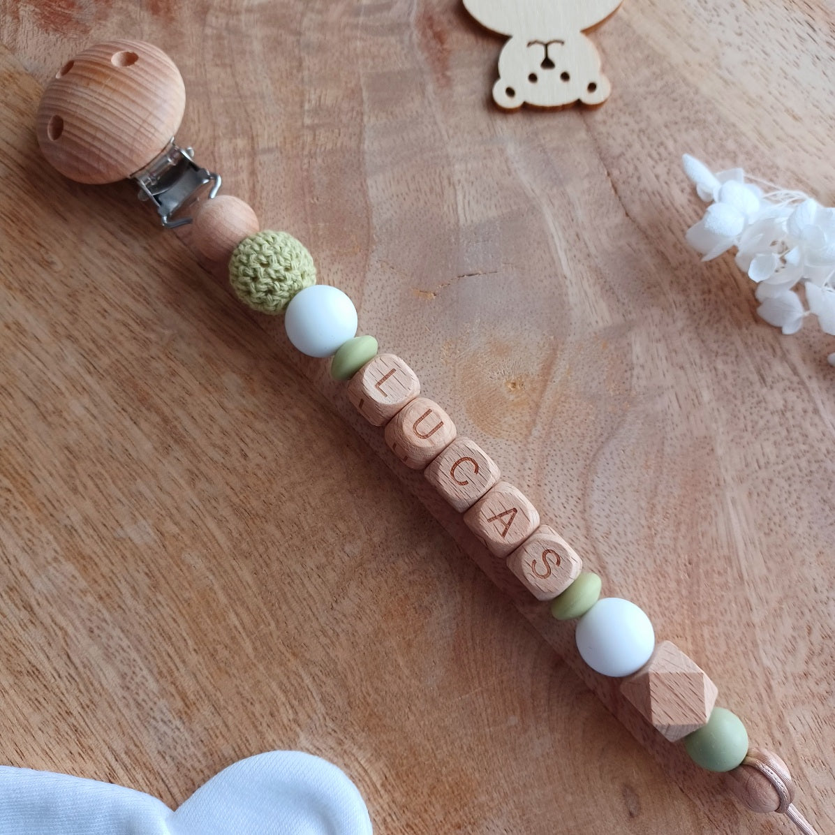 Attache tetine personnalisable, avec prénom du bébé ou enfant. Clip en bois et acier inoxydable, perles du prénom en bois, perles rondes en lilas et perles tricot coton,  Cadeau de naissance