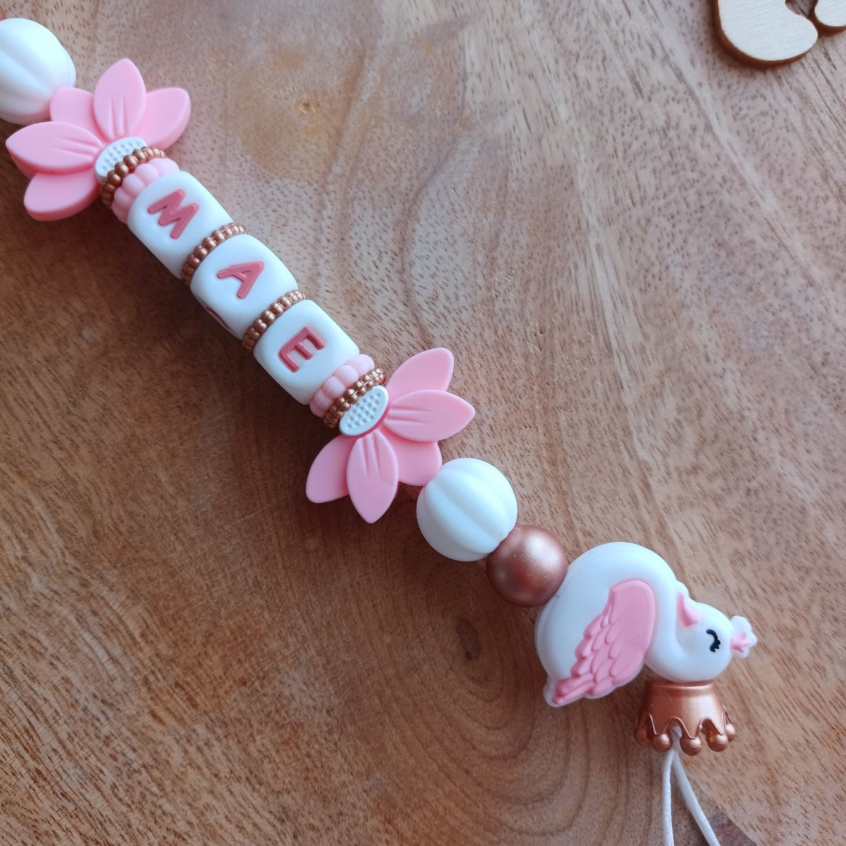 Attache tetine personnalisable, avec prénom du bébé ou enfant. Clip en silicone et acier inoxydable, perles du prénom en silicone, perles rondes blanches et perles en forme de cygne  Cadeau de naissance