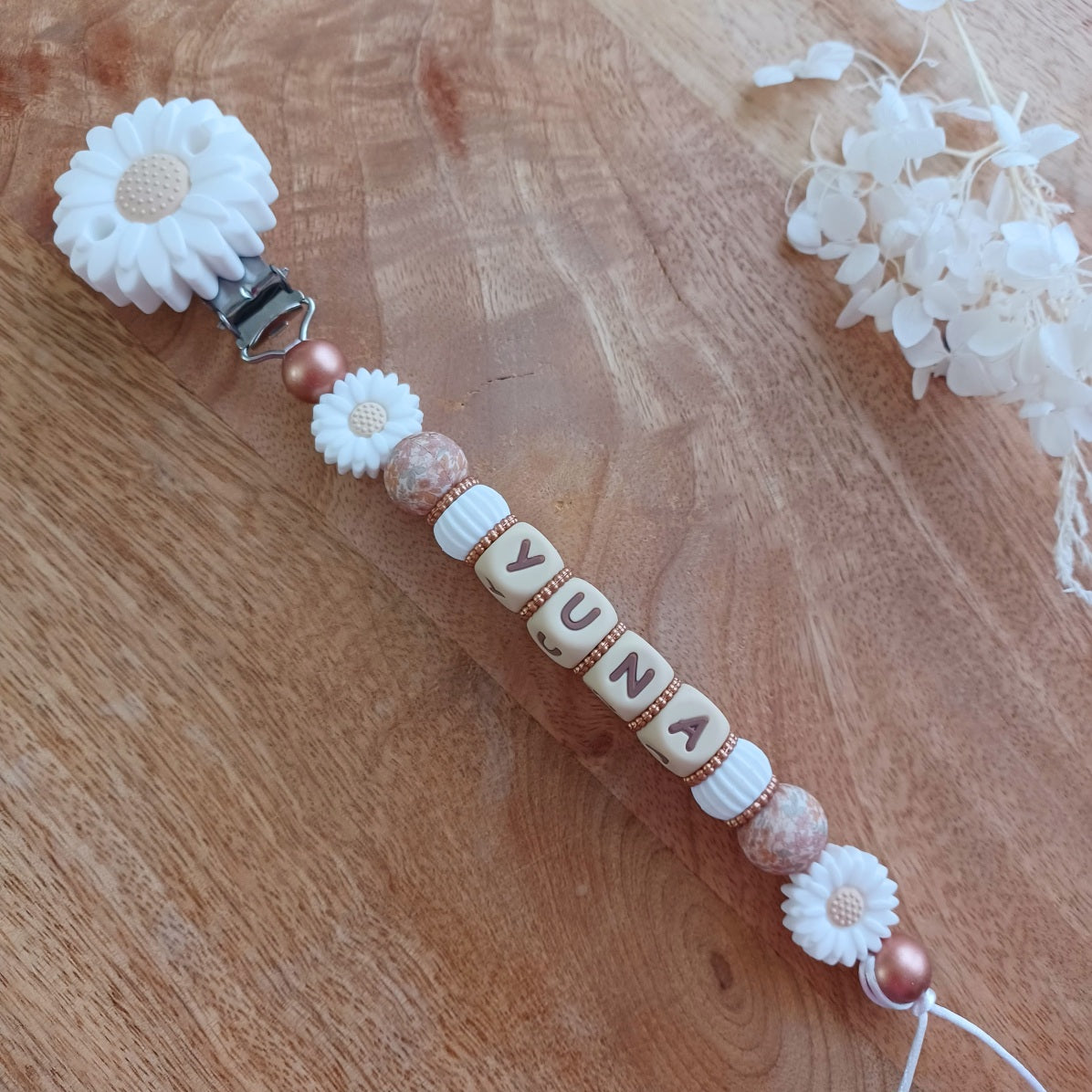 Attache tetine  personnalisable.,clip en silicone forme de fleur marguerite blanche, cadeau de naissance 