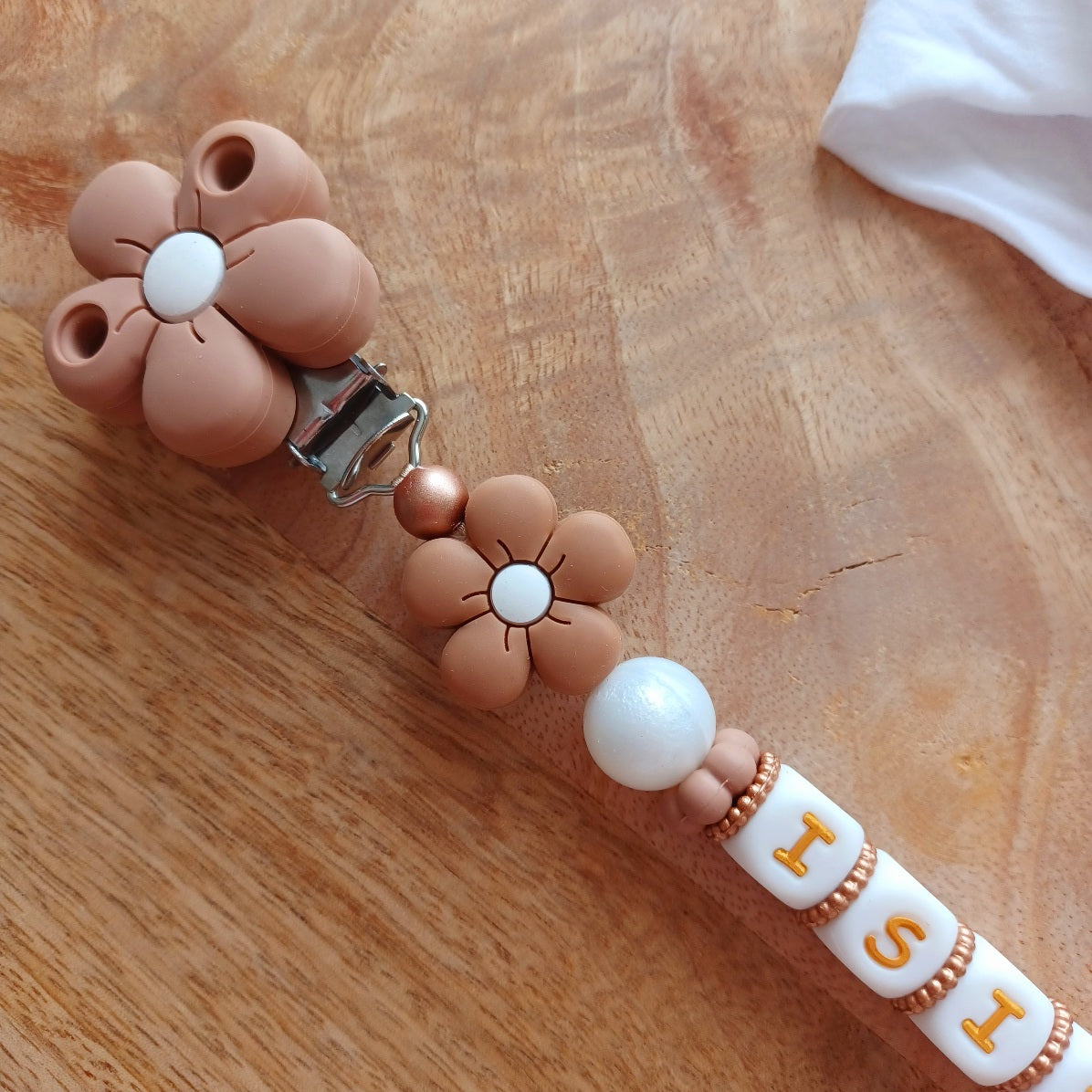 Attache tétine personnalisable en silicone alimentaire sans danger pour les bébés. Aux couleurs blanc et marron, perles fleurs et renard Anneau de dentition avec des anneaux en silicone pour soulager les gencives des bébés. Superbe idée cadeau, babyshower, anniverssaire, baptême