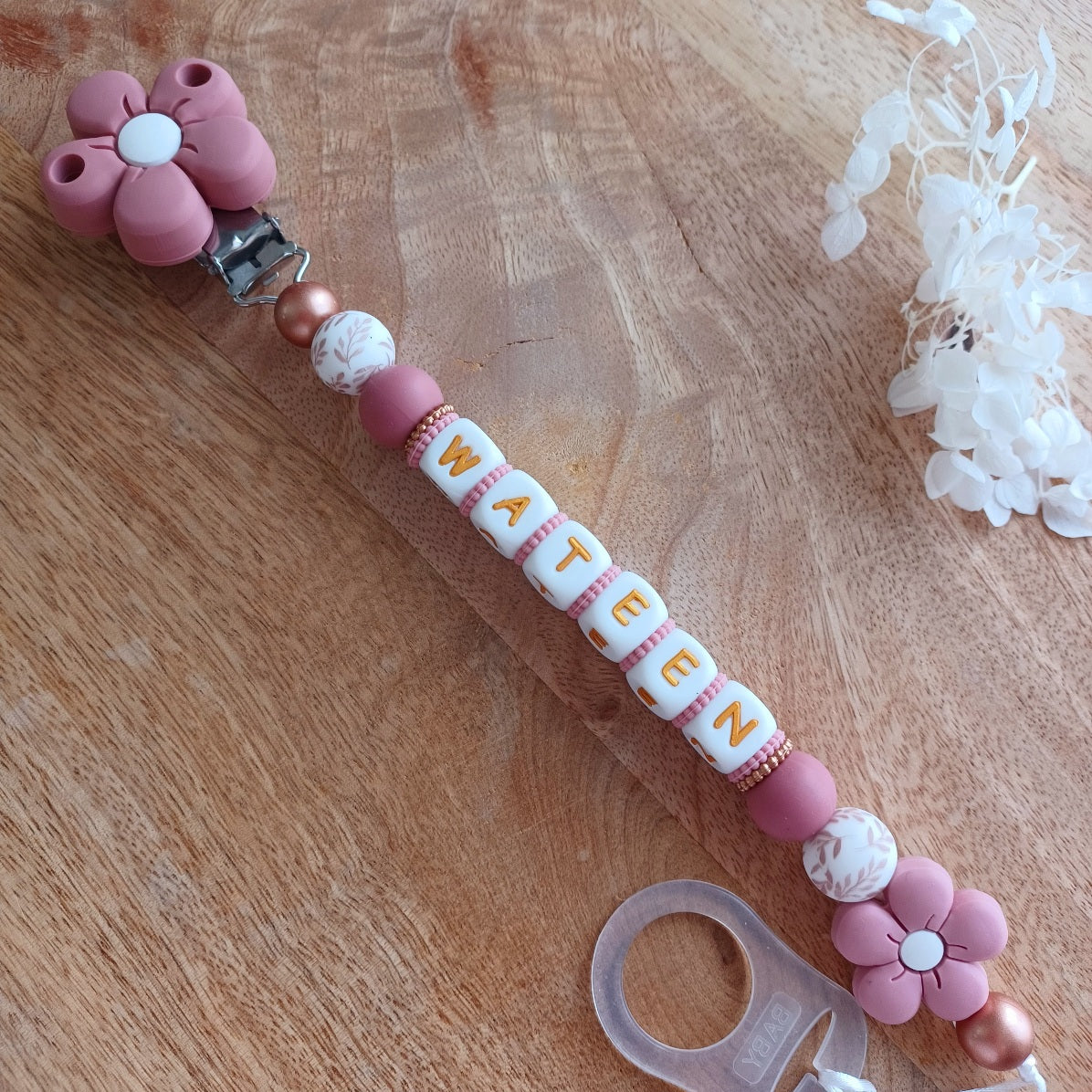 Attache tétine en silicone alimentaire sans BPA. Personnalisable avec le prénom du bébé, perles rondes, perles imprimées, perles en forme de fleurs. Cadeau de naissance