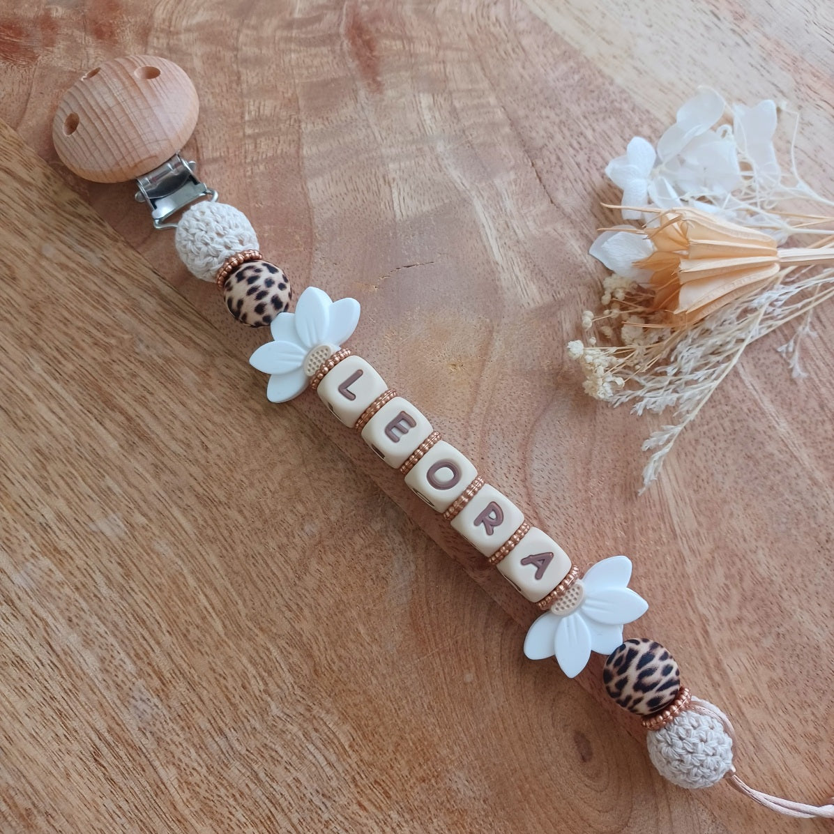 Attache tétine personnalisable, perles en silicone alimentaire sans BPA, perles lettres en silicone crème-choco, clip en bois et acier inoxydable. Demi fleurs de lotus en silicone. Perles léopard, grossesse, maternité.