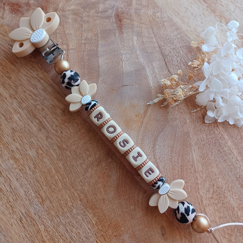 Attache tétine et anneau de dentition personnalisable avec le prénom du bébé. En silicone alimentaire sans bpa, clip robuste en acier inoxydable, en forme de fleur de lotus, perles imprimées léopard, lettres crème-choco. Anneau de dentition pour soulager les dents de bébé
