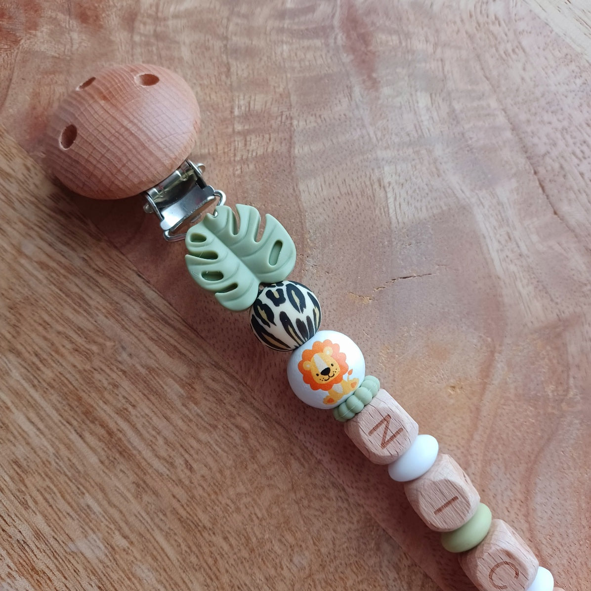 attache sucette en silicone alimentaire sans BPA, couleurs vert imprimé léopard, lion, clip bois et acier inoxydable, personnalisable, cadeau naissance