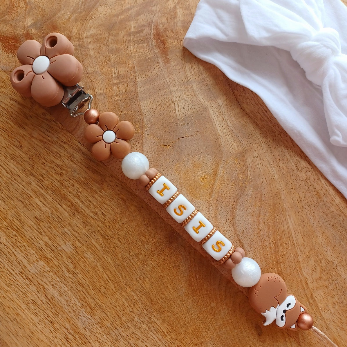 Attache tétine personnalisable en silicone alimentaire sans danger pour les bébés. Aux couleurs blanc et marron, perles fleurs et renard Anneau de dentition avec des anneaux en silicone pour soulager les gencives des bébés. Superbe idée cadeau, babyshower, anniverssaire, baptême