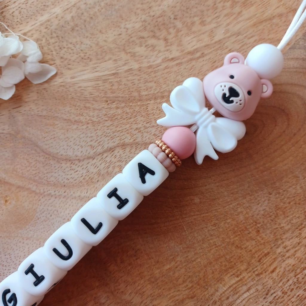 Attache tétine en silicone, personnalisable avec le prénom de l'enfant. Silicone alimentaire sans BPA, aux normes. Anneaux de dentition et attache doudou assortis, personnalisables, disponibles.
