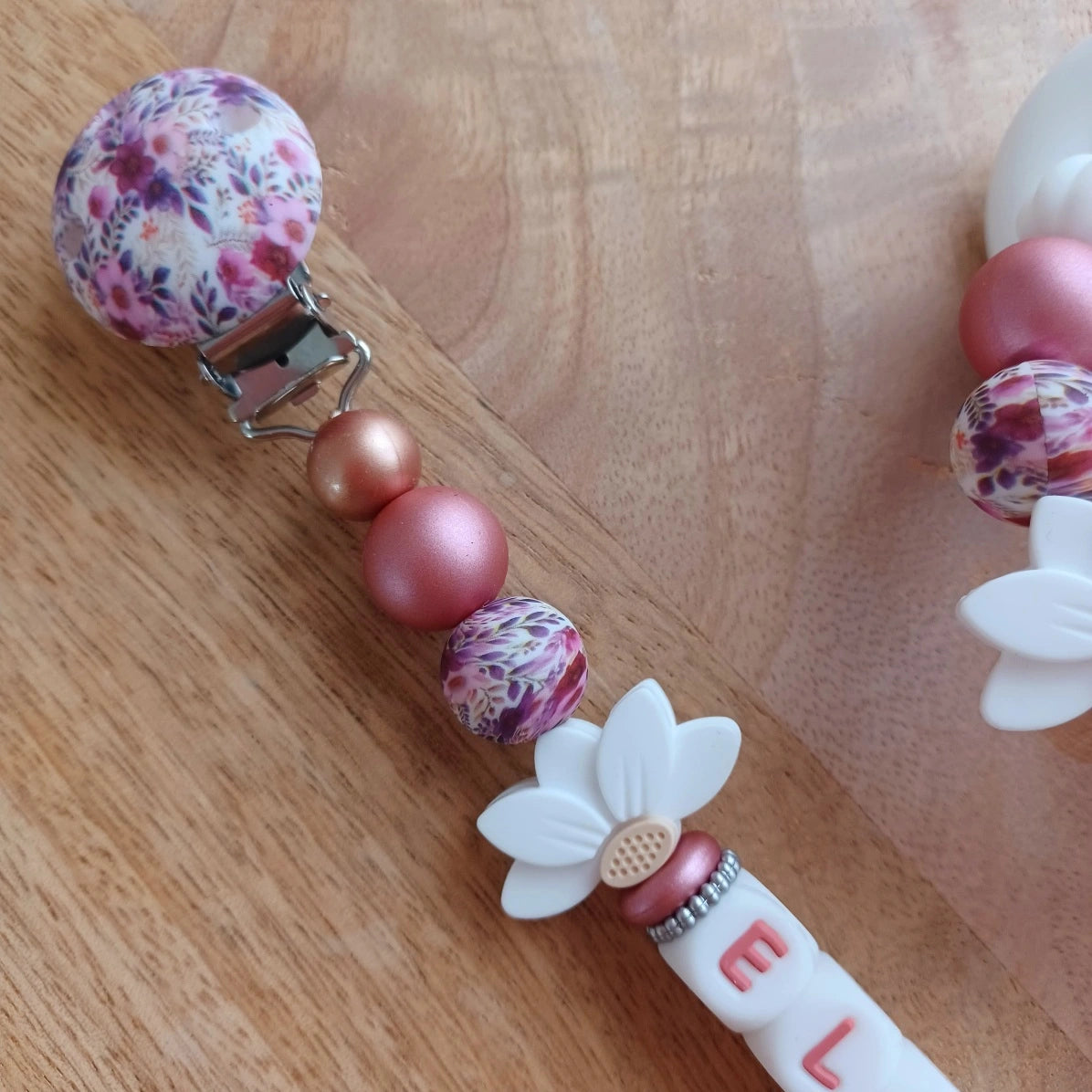 Ensemble cadeau naissance attache tetine et anneau de dentition perles fleuries, rose, rose magenta, blanc