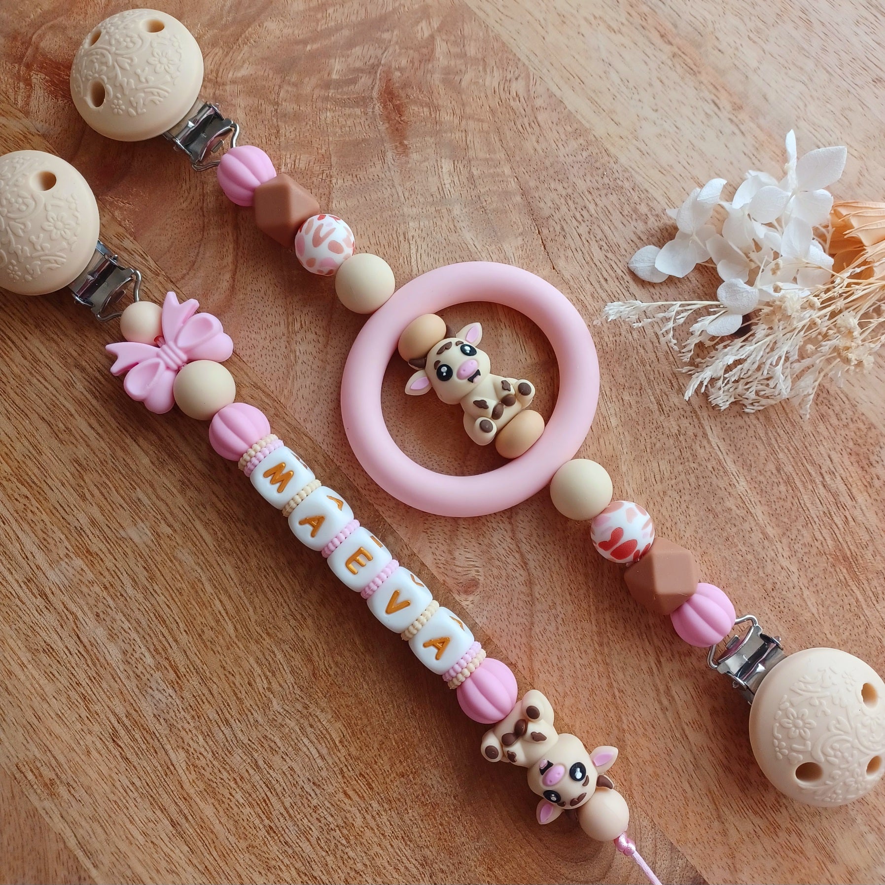 Attache tétine en silicone alimentaire sans BPA, aux normes. Clip en silicone et acier inoxydable, perles en silicone, prénom personnalisable, vache, cheval, mouton, animaux de la ferme.
#attachetetine
#cadeaunaissance