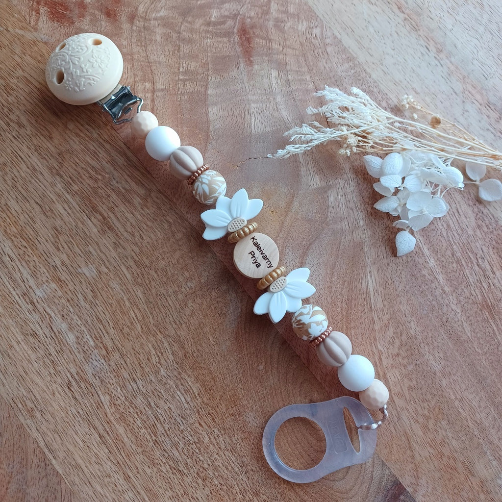 Attache tétine personnalisable, perles en silicone alimentaire sans BPA, perle en bois avec prénom gravé , clip en rond en silicone et acier inoxydable. Demi fleurs de lotus en silicone. Perles nacrées en silicone grossesse, maternité.