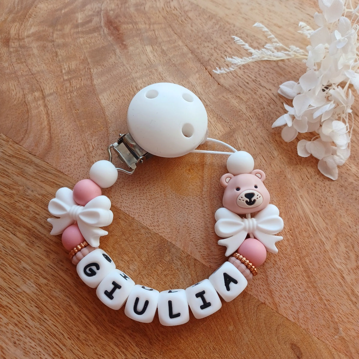 Attache tétine en silicone, personnalisable avec le prénom de l'enfant. Silicone alimentaire sans BPA, aux normes. Anneaux de dentition et attache doudou assortis, personnalisables, disponibles.