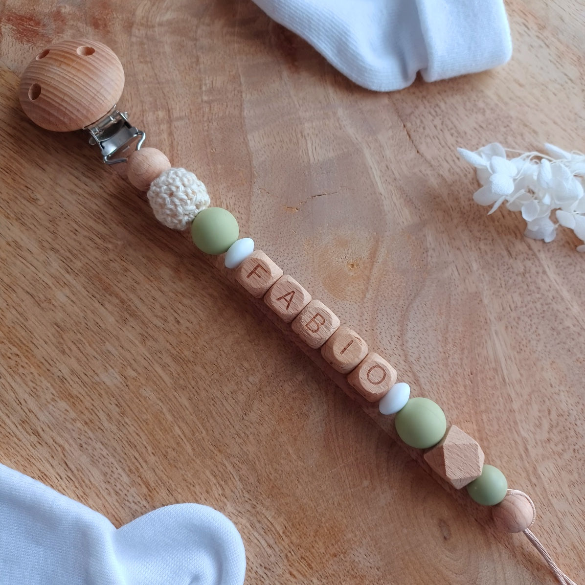 Attache tetine personnalisable, avec prénom du bébé ou enfant. Clip en bois et acier inoxydable, perles du prénom en bois, perles rondes en lilas et perles tricot coton,  Cadeau de naissance